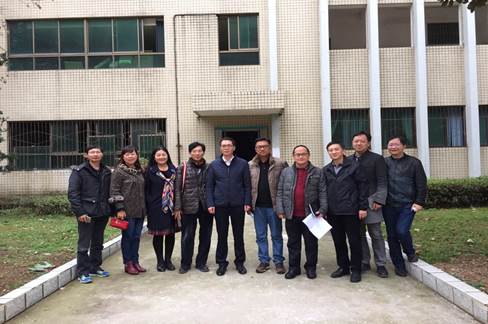 说明: C:\Users\Administrator\Desktop\工作图片\工作汇报图片素材\与冉董事长,基建处朱处长,国资处张处长在机房门口合影.jpg